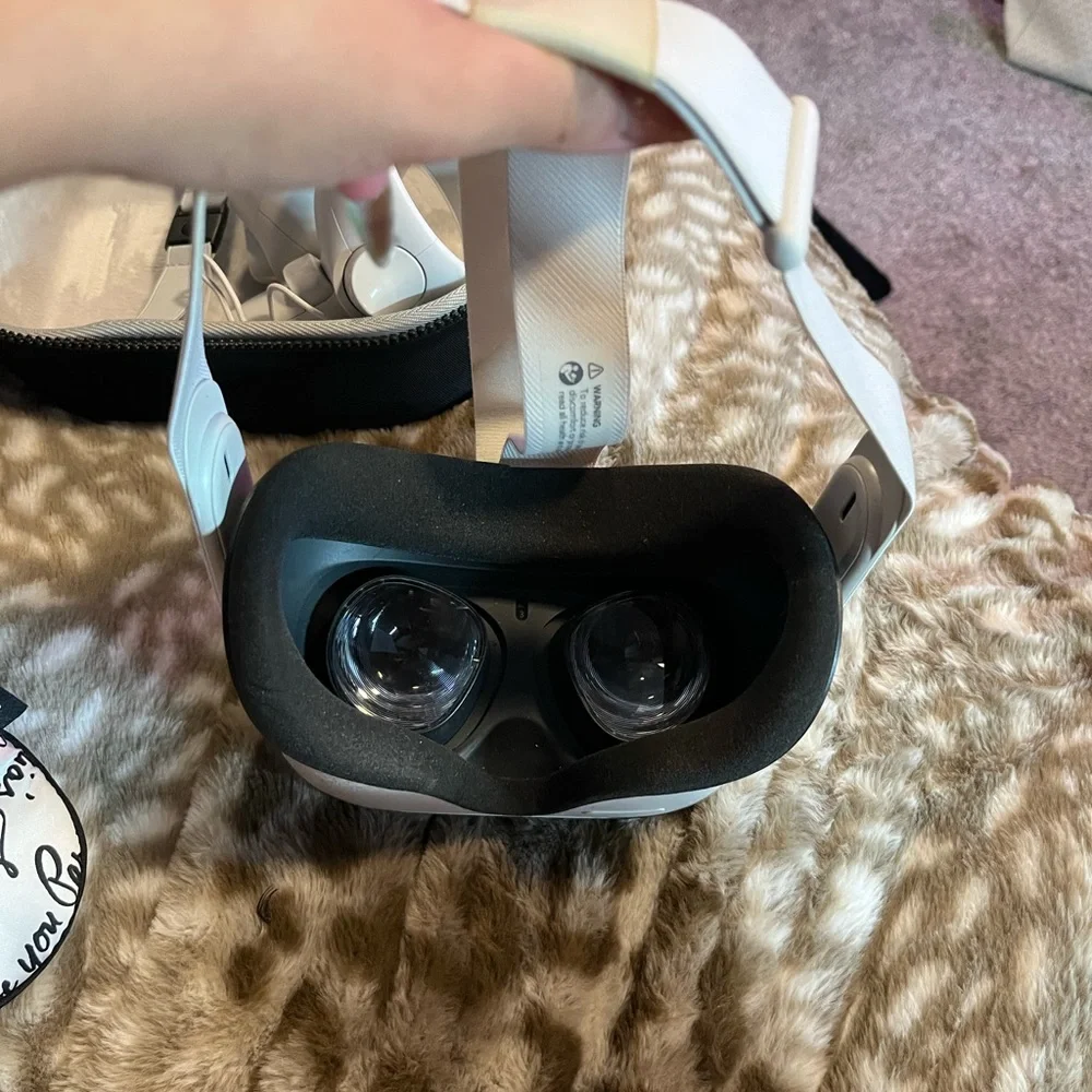 Oculus Standalone VR Headset - White and Beige
